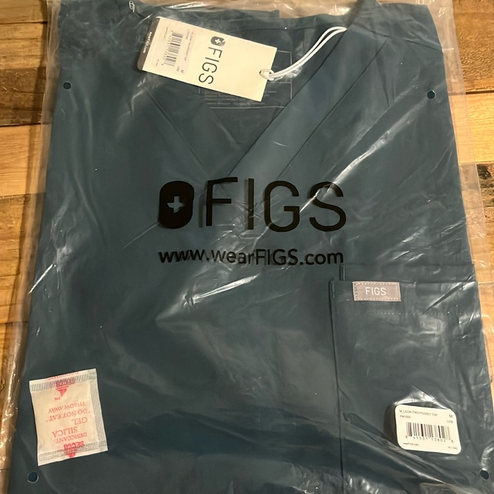 Medium / Caribbean Blue / Figs / Scrub Top